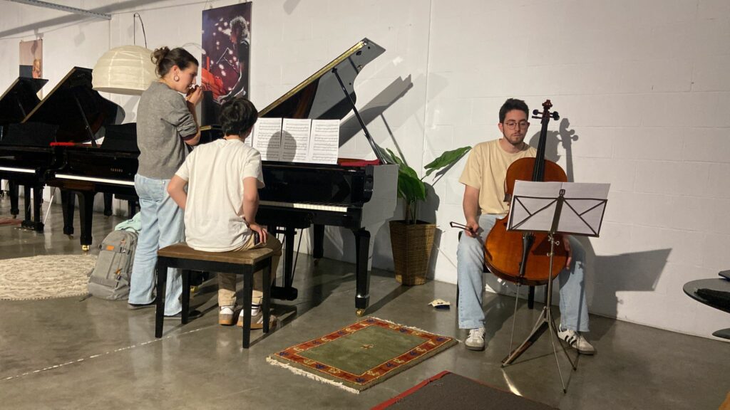 Lleó i Andreu assajant Mar Plena de Juli Garreta al Yamaha C3 de La Casa dels Pianos, Aula de Música Masafrets